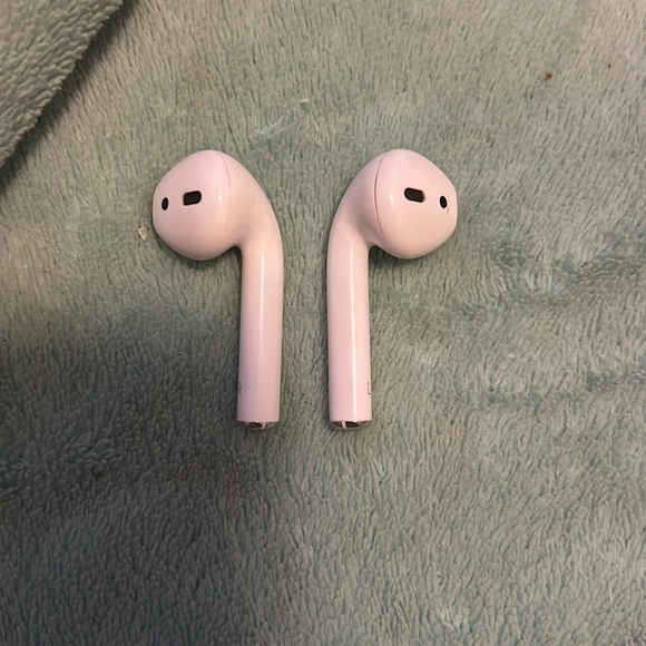 Apple AirPods (1st generation) with charging case and grey silicon cover. - Picture 8 of 13